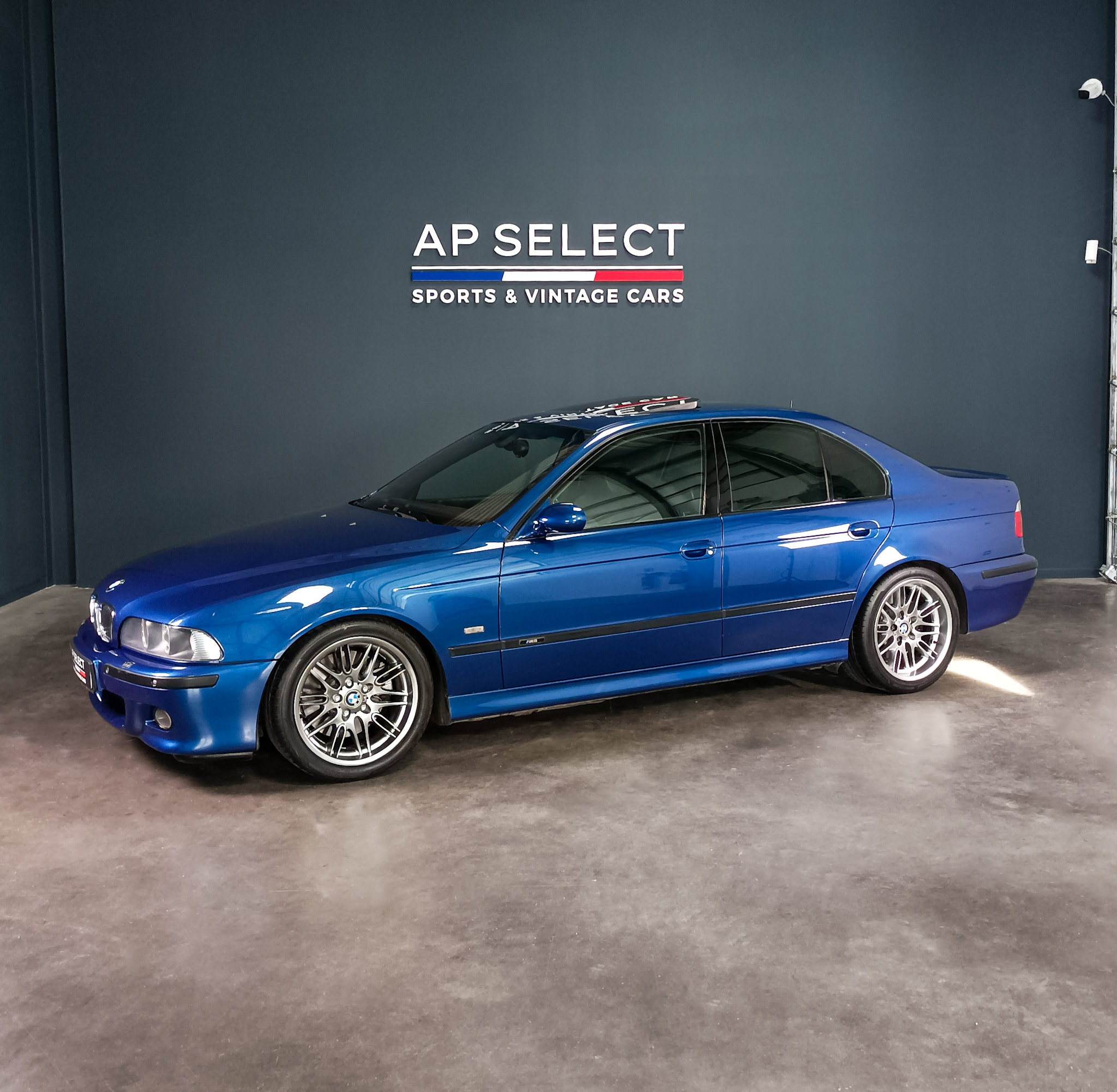 Photographie d'une BMW M5 e39 V8 400ch Le Mans phase 2 vue de trois quarts face dans les locaux d'AP SELECT