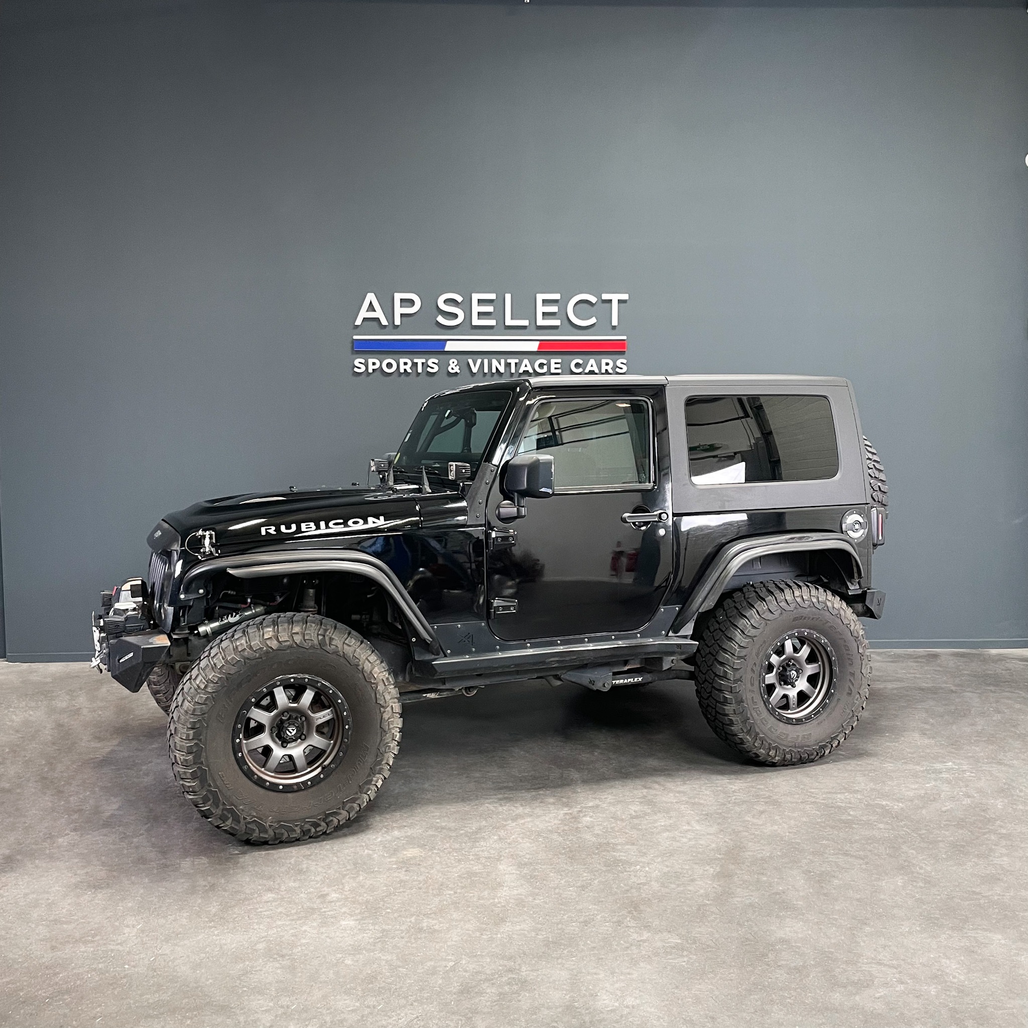 Photographie d'une JEEP Wrangler JK Rubicon XQuattro vue de trois quarts face dans les locaux d'AP SELECT