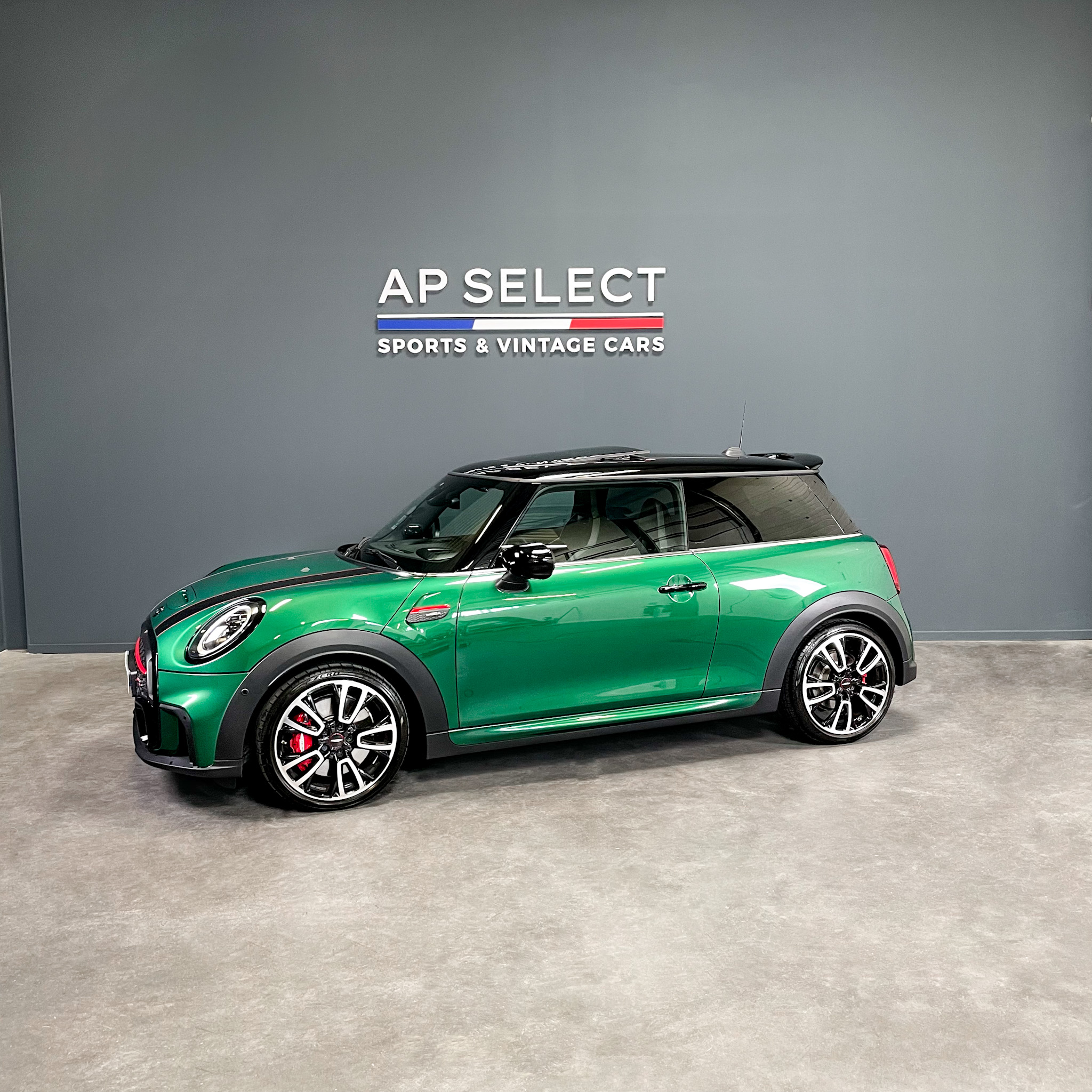 Photographie d'une MINI JCW Works 231 Premium plus vue de trois quarts face dans les locaux d'AP SELECT