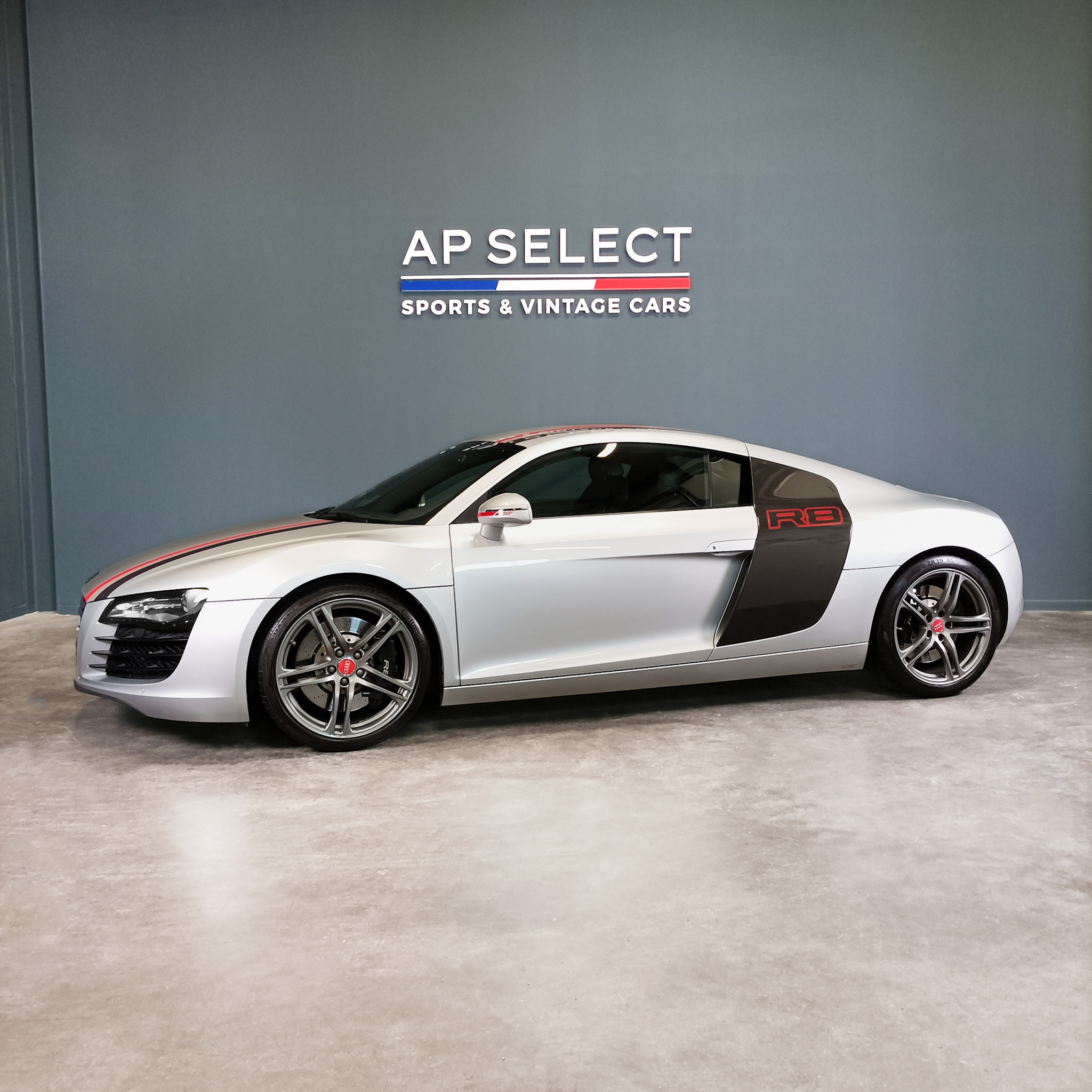 Photographie d'une Audi R8 vue de trois quarts face dans les locaux d'AP SELECT