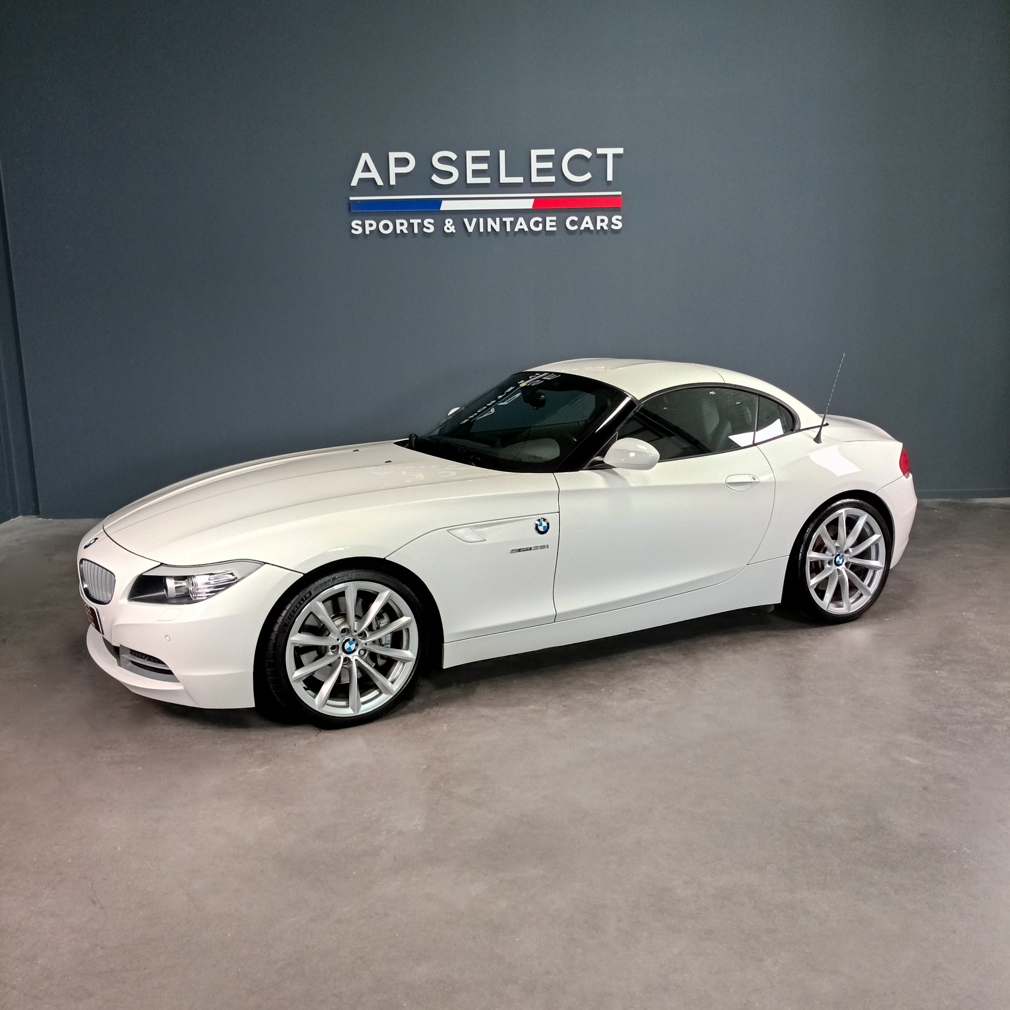 Photographie d'une BMW Z4 35i SDrive vue de trois quarts face dans les locaux d'AP SELECT