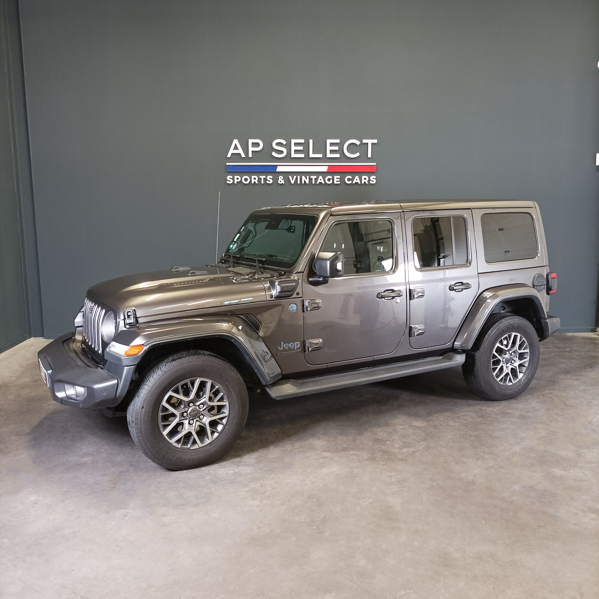 Photographie d'une Jeep Wrangler First Edition 4Xe vue de trois quarts face dans les locaux d'AP SELECT