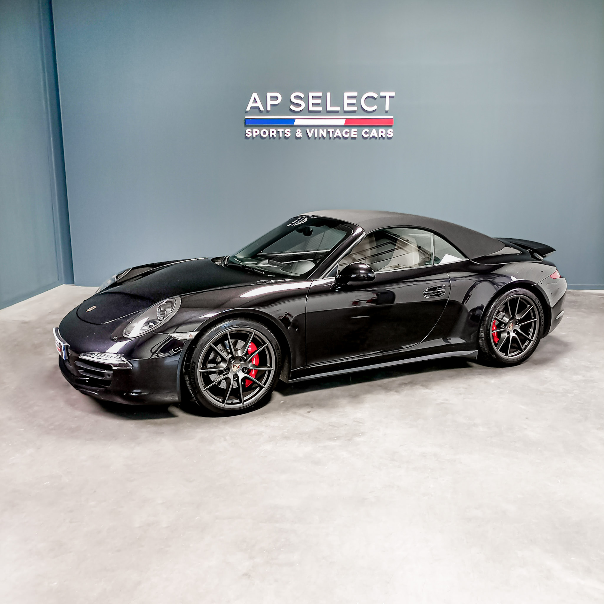 Photographie d'une Porsche 991 Carrera 4S vue de trois quarts face dans les locaux d'AP SELECT