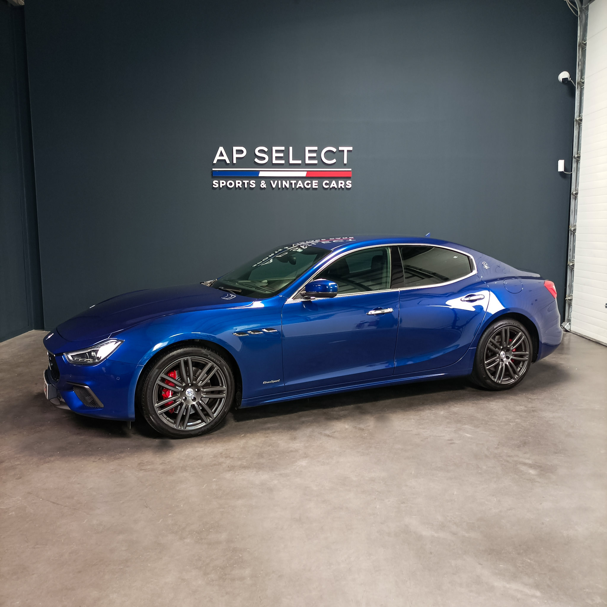 Photographie d'une Maserati Ghibli III Gransport vue de trois quarts face dans les locaux d'AP SELECT