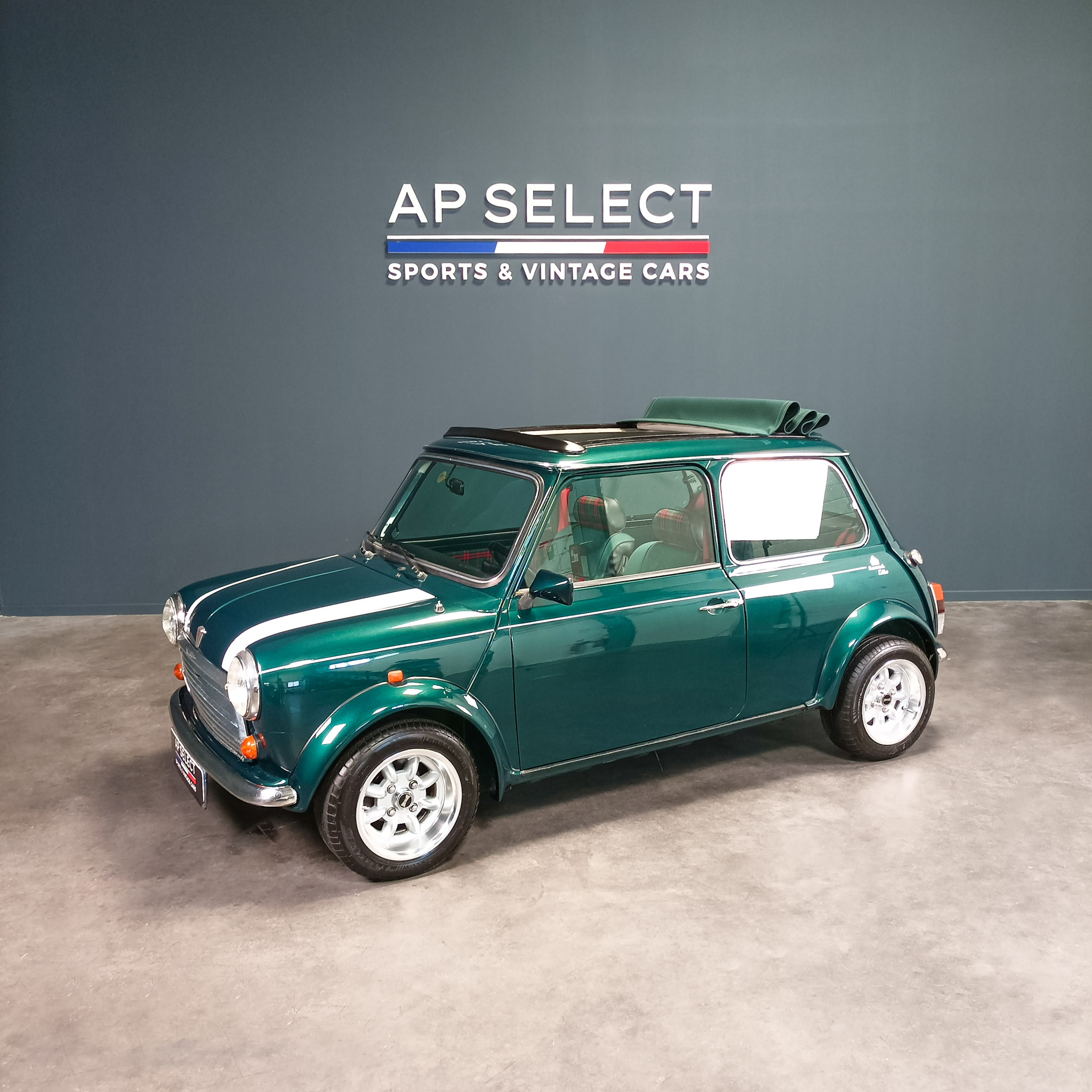 Photographie d'une MINI 1300 British Open BALMORAL vue de trois quarts face dans les locaux d'AP SELECT